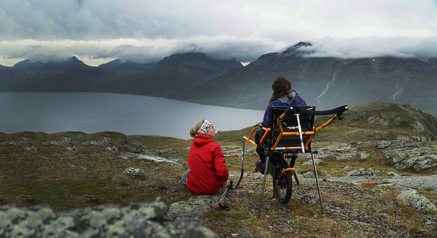 Ledsager og sittende deltager i fjellet på Riddercamp