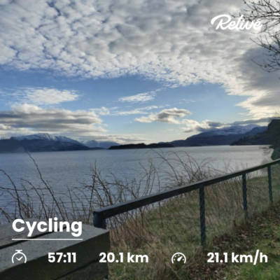Landskapsbilde med tekst som forteller om sykkelaktivitet. Tekst: Cycling 57:11 20.1 km 21.1km/h
