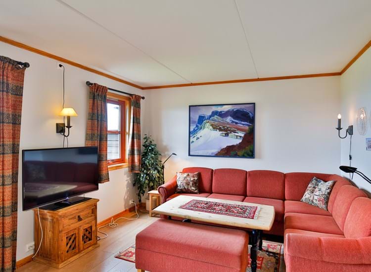 Stue med sofagruppe og tv.