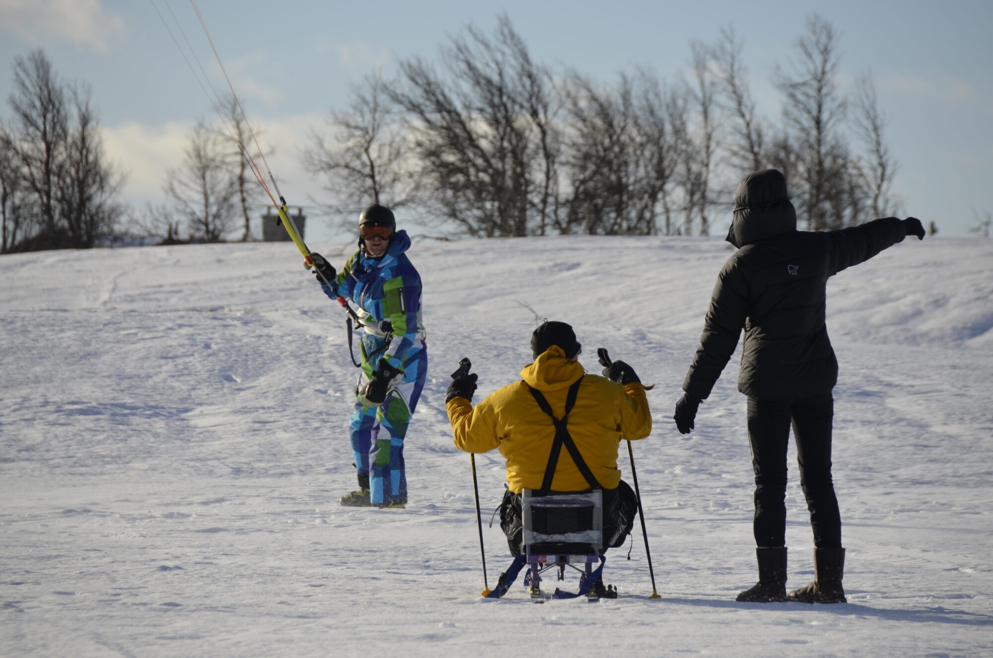 Kiting-instruktør med person i sitski