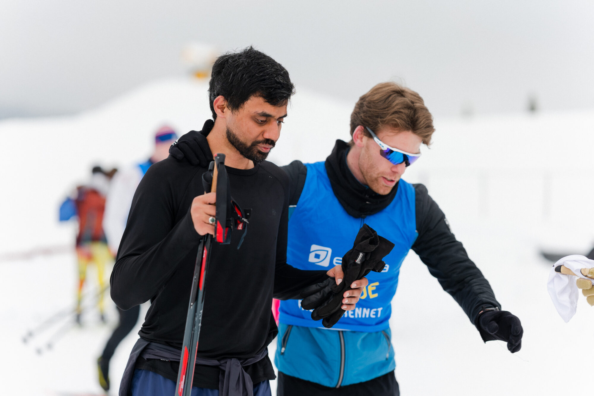 Deltager Naqi og ledsager før start langrenn