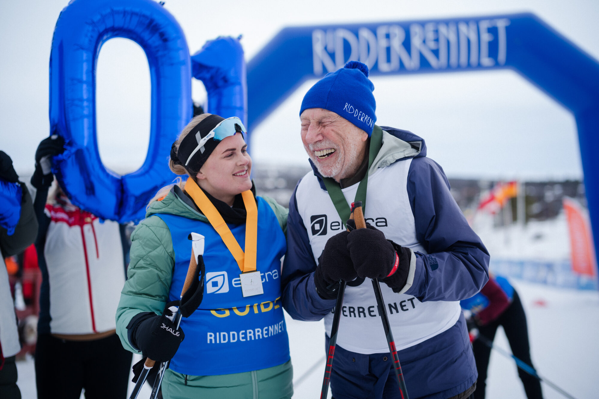 Charles og ledsager Elina smiler i målområdet
