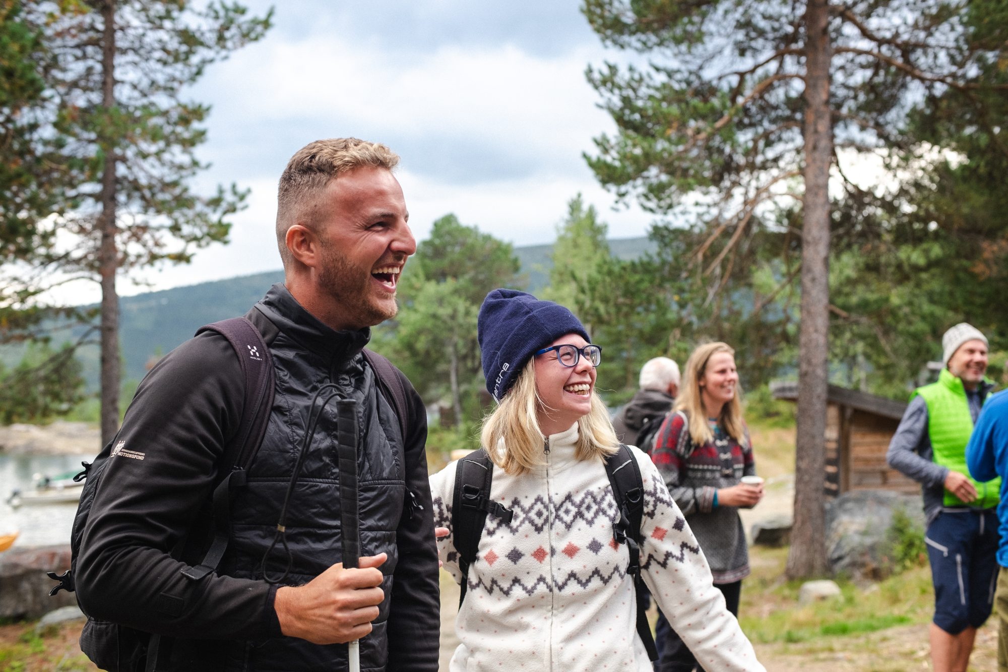 Blind deltager og annen deltager ler under Riddercamp