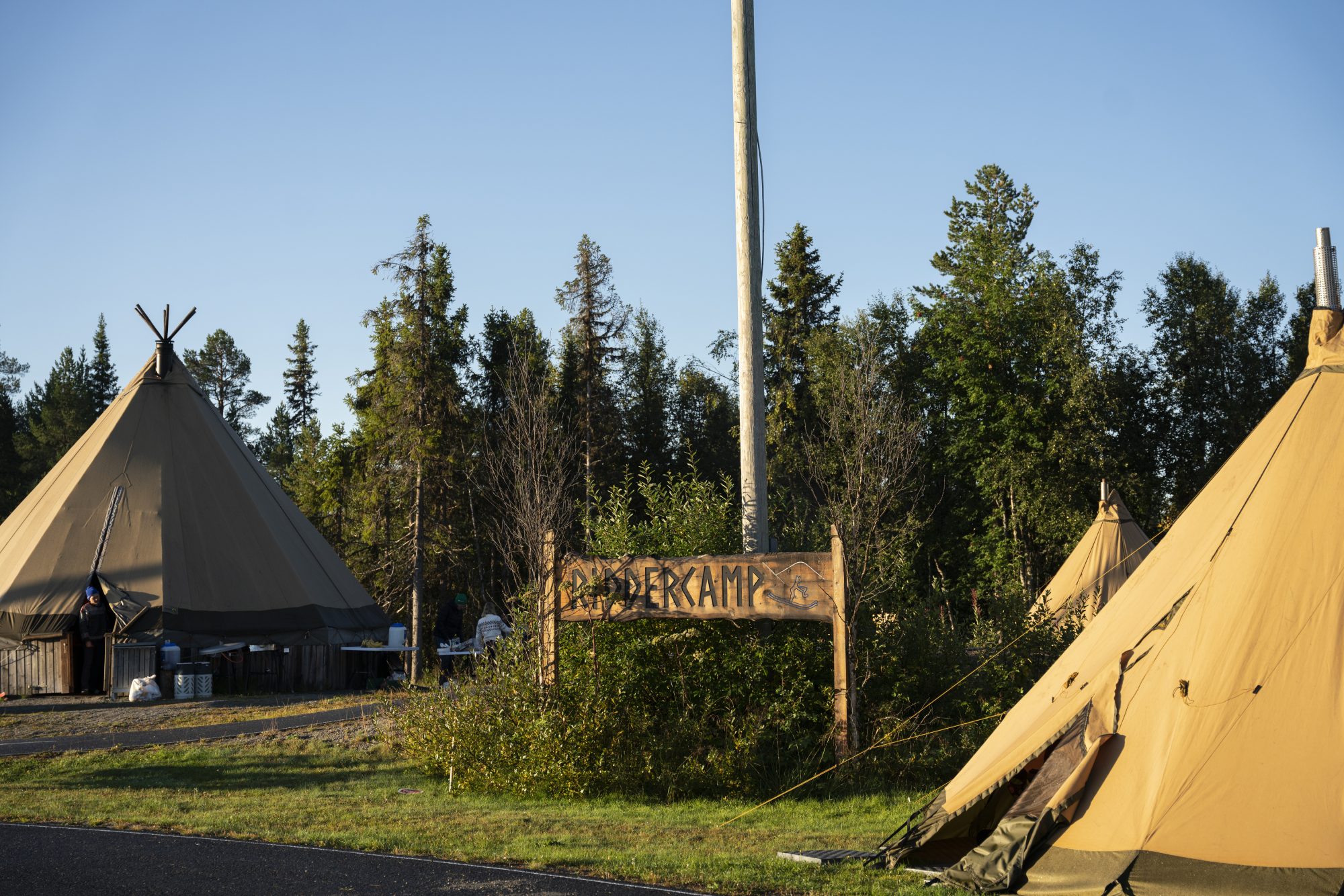 Tre tipier i solloppgang