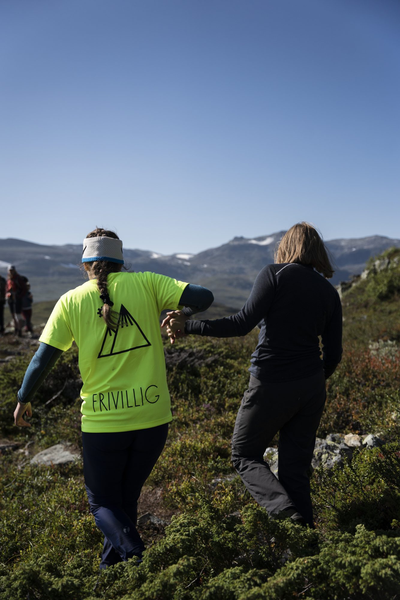Frivillig og deltager på fjelltur