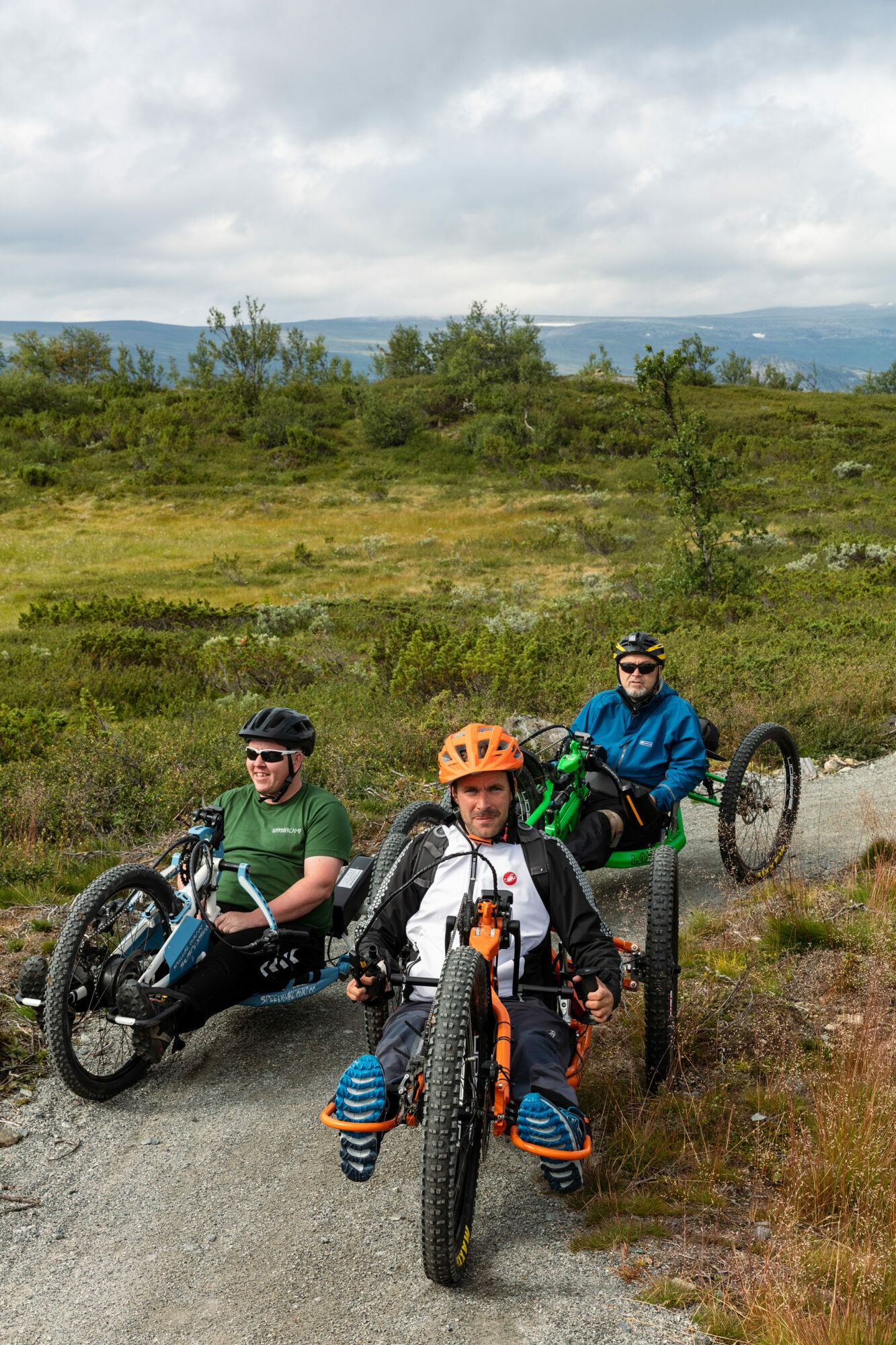 Glade deltakere på sykkel