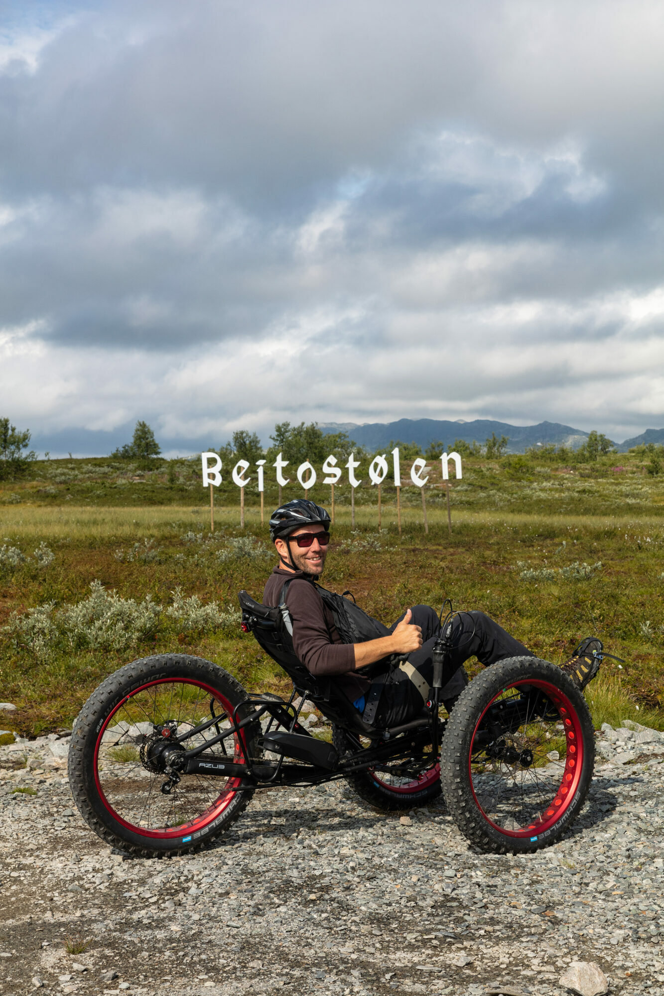 Deltaker på sykkel framfor Beitostølen-skilt