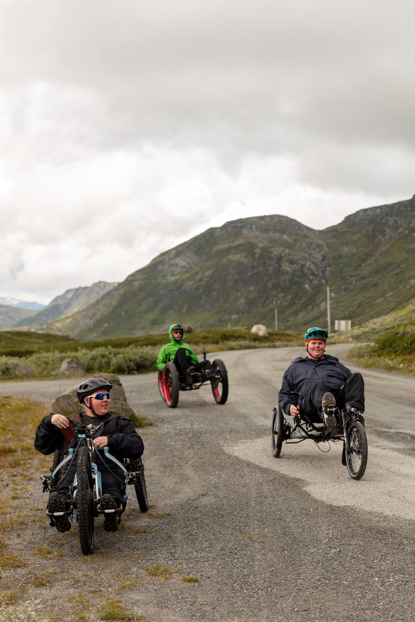 Tre glade syklister på tur