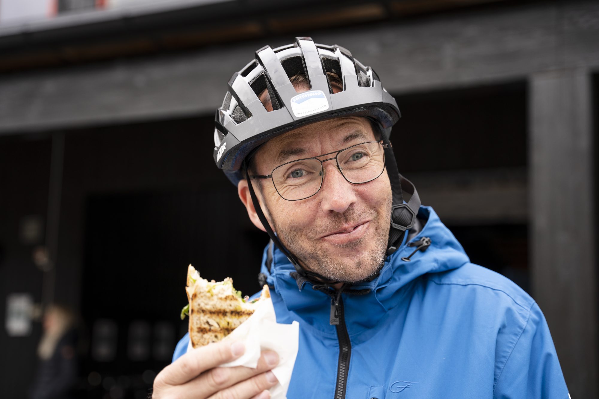 Blid deltager nyter lunsj