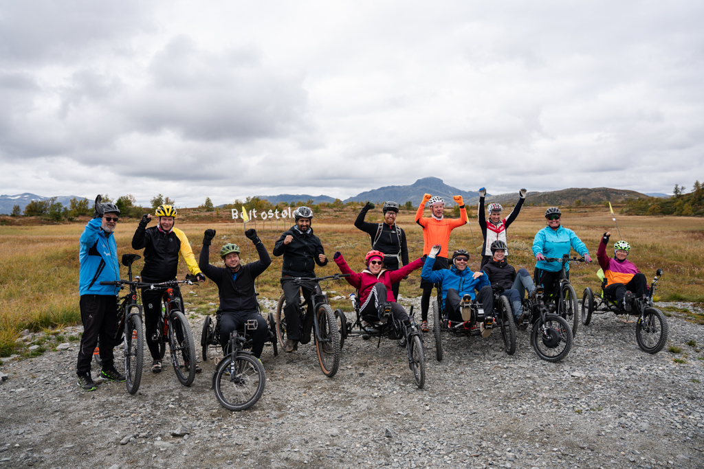 Gruppebilde Bikeriddercamp 2022. Jublende deltagere på Garli