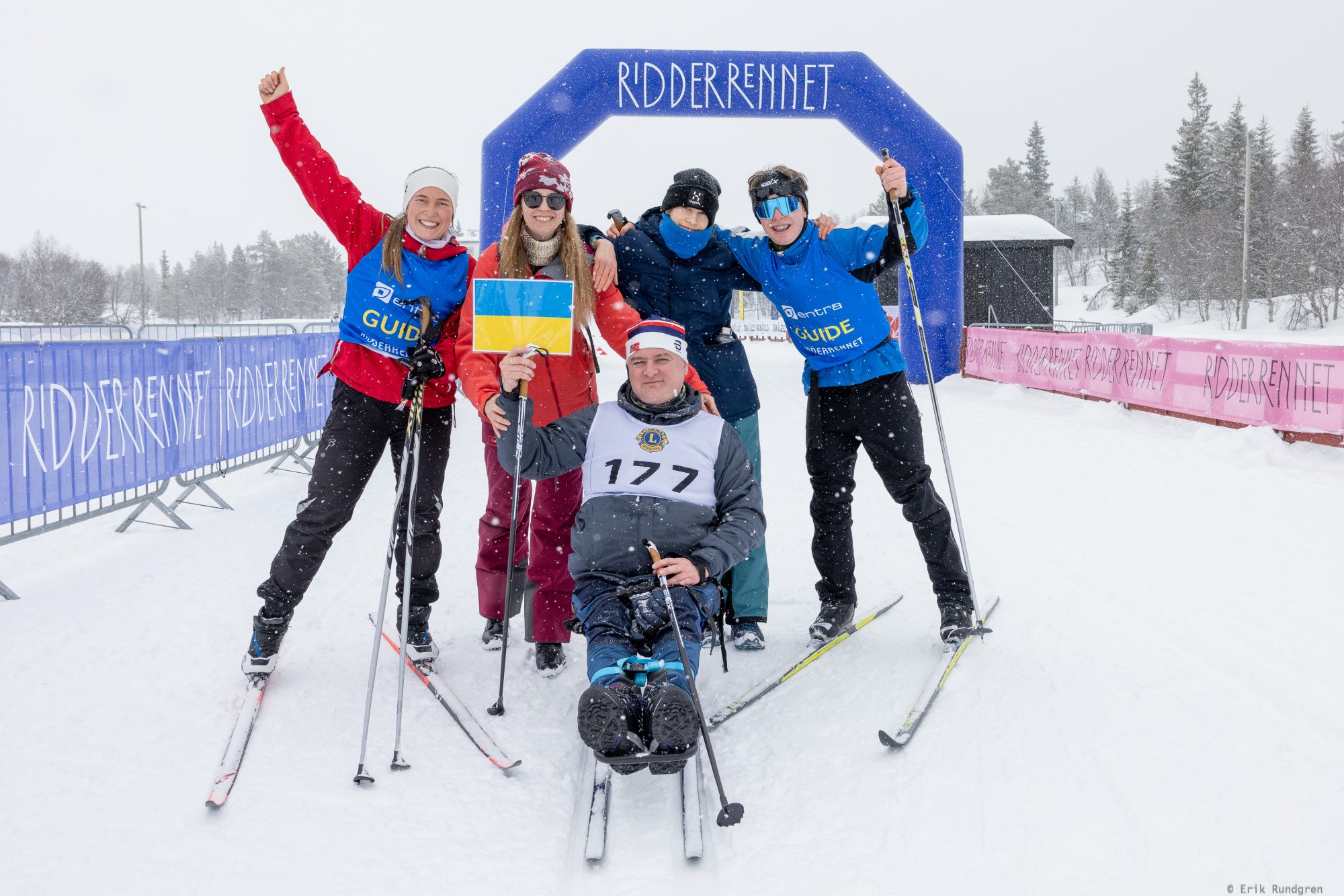 Ukrainsk sittende deltageri målområde med ledsager og familie