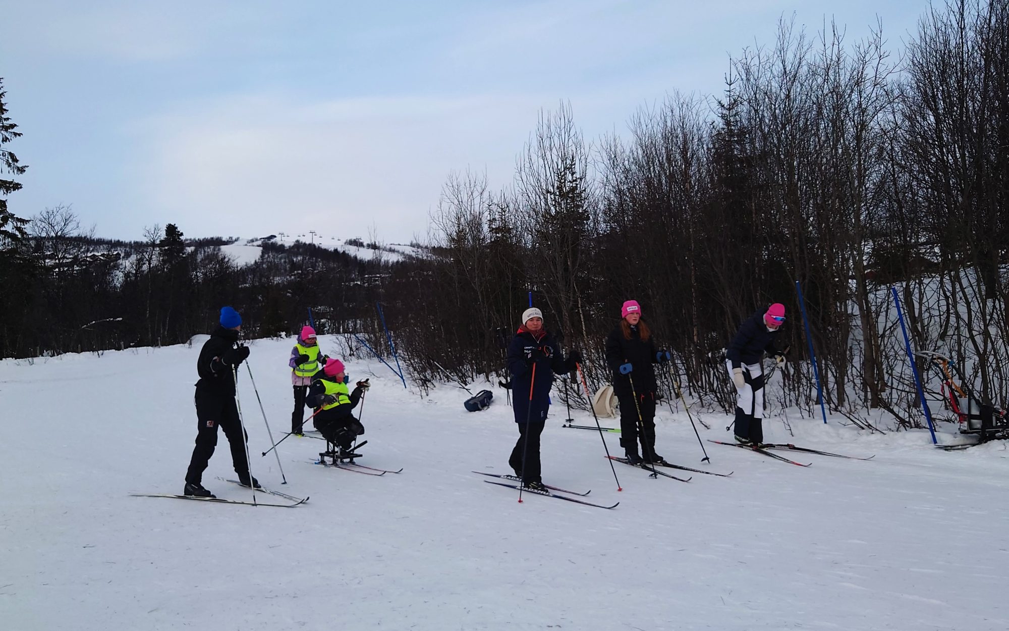 Deltagere og studenter på skitur