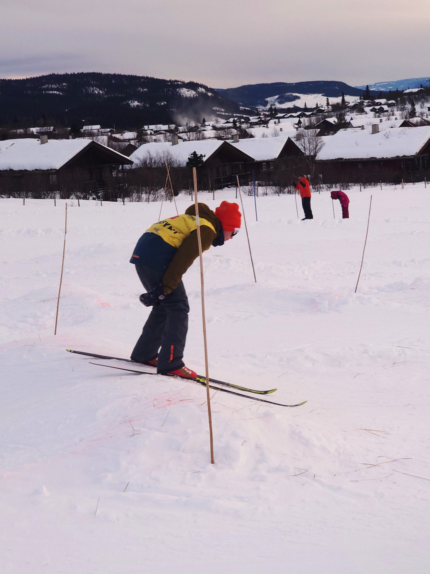 Skiløper på veg ned humpeløypa på langrennsski