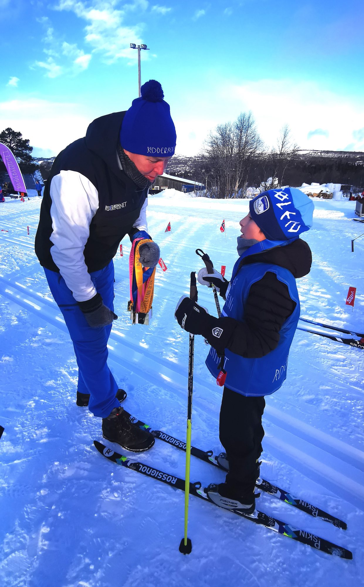 Gutt får medalje rund halsen fra styreleder Tom Bratlie